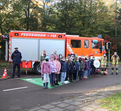 Polizeiinspektion Germering und Freiwillige Feuerwehren Puchheim – Aufklärung über die Gefahren des toten Winkels in Puchheims Grundschulen